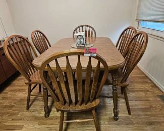 Wood Dinning Tabel W/ Removable Leaf And 6 Chairs
