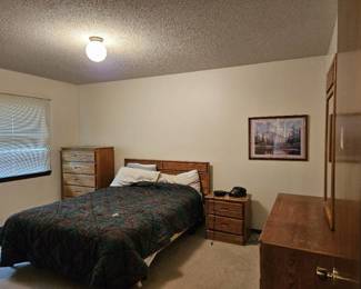 Queen Size Bedroom Set / chest of drawers, Dresser, Side Table