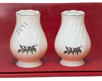 Nikko Holly Leaves Salt Pepper Shakers 