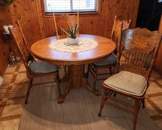 Table, leaf and 7 chairs.