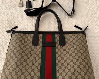 Gucci Supreme classic pattern 
Weekend luggage 