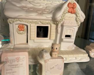 Vintage Precious Moments Sugar Town Lighted Train Station 