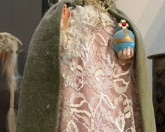 VTG INFANT OF PRAGUE JESUS CHALKWARE STATUE BOSTON STATUARY SATIN VESTMENTS