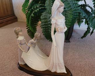50% OFF.....14" tall Here Comes The Bride Porcelain LLADRO Sculpture
