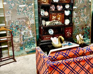 Stunning etagere with 2 Gracie panels on each side.