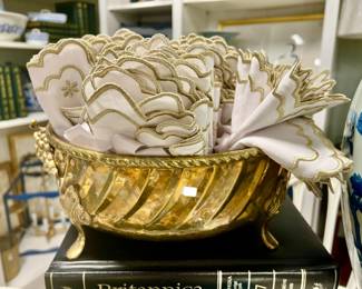 Mrs. Alice luxury napkins with scalloped edge and gold thread.