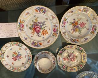 Complete set of 12 Dresden & Bavarian porcelain dinner service in a floral motif