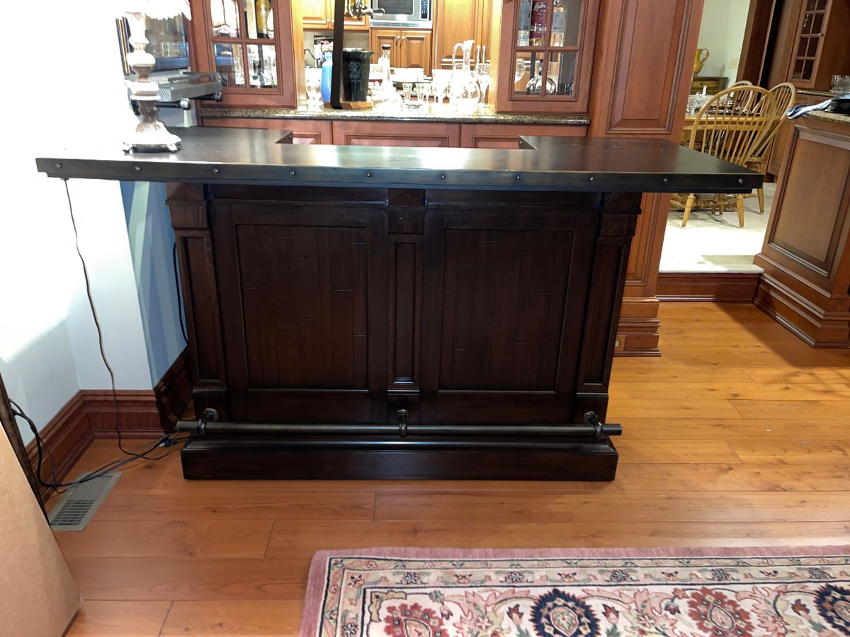 -Howard Miller Harbor Springs Bar
-light and power supply strip
-Like new condition 
70 WX 42DXH 27.8
-Rotary switch on lights-
