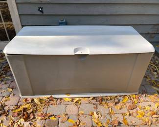 Lot 092-PAT: Rubbermaid Patio Storage Box #4

Features: 
•	Rubbermaid resin/plastic outdoor storage box
•	Lockable lid
•	Attractive two-tone color scheme
•	Has netted storage on lid inside
•	Matches Lot 085-PAT

Dimensions: 58”W x 24”D x 25.5”H

Condition: Good pre-owned condition. Needs to be cleaned out
