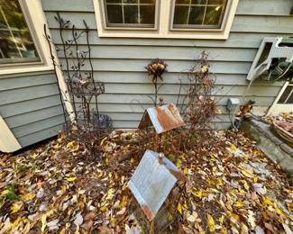 Lot 090-PAT: Metal Yard Art Assortment #1

Features: 
•	2 Metal trellises
•	2 Large bird houses
•	1 Large flower sculpture pick
•	1 Tiered round plant stand
•	1 Decorative bird metal pick


Condition: Good pre-owned condition. Weathered patina and some rust from age and use.
