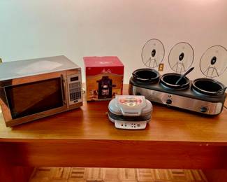 Lot 047-GAR: Kitchen Appliances
Features: 
•	Melitta Café MEX1B 4-cup Cappuccino maker. Still in its original box and appears barely-used.
•	GE Three-container slow cooker/warmer
•	Sunbeam Microwave. 
•	Egg sandwich maker
Condition: Good pre-owned condition. Some items need to be cleaned. We only tested the Microwave.
