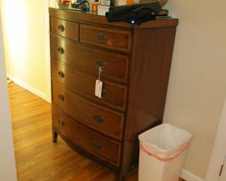 Kittinger Georgian Style Mahogany Bowfront 2 Over 4 Chest Of Drawers Buffalo NY. Mid 20th Century Dresser