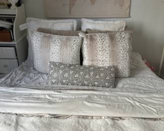 Queen bedding set being sold as complete package 
