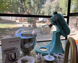 New kitchen aid removed from box for photo - never used - given as wedding gift 