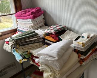 linens: bed sheet sets, towels, placemats, tablecloths, etc