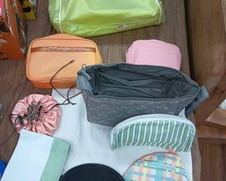 CIP027 - Lot of cosmetics bags, 2 Shiseido, estee lauder, 4 clinique