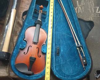 CIP097 - Mendini by Cecilio 1/8th size Violin plus PPE kit 