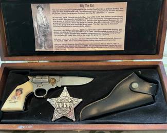 CIP077 - Billy the Kid Knifegun Decorative Set, some imperfections on wooden case 