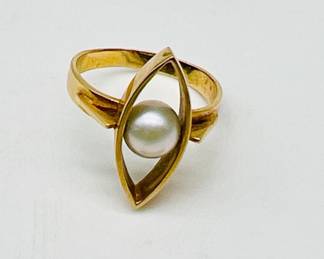 18 Karat Gold Pearl Ring
