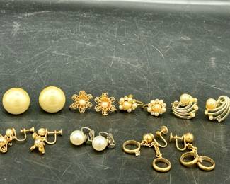 (7) Vintage Clip On Earrings
