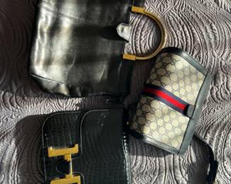 Gucci fragrance bag
Faux-leather shoulder bag
Black leather handbag