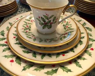 8 place settings of Lenox Holiday Collection Holly Leaf Design 24K Gold Accents