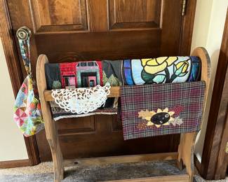 Quilt rack, linens