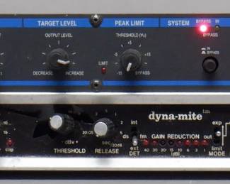 LOT OF 2 ELECTRONICS INCLUDING SYMETRIX 422 LEVELER COMPRESSOR, VALLEY PEOPLE DYNA-MITE COMPRESSOR PARTS AND REPAIR