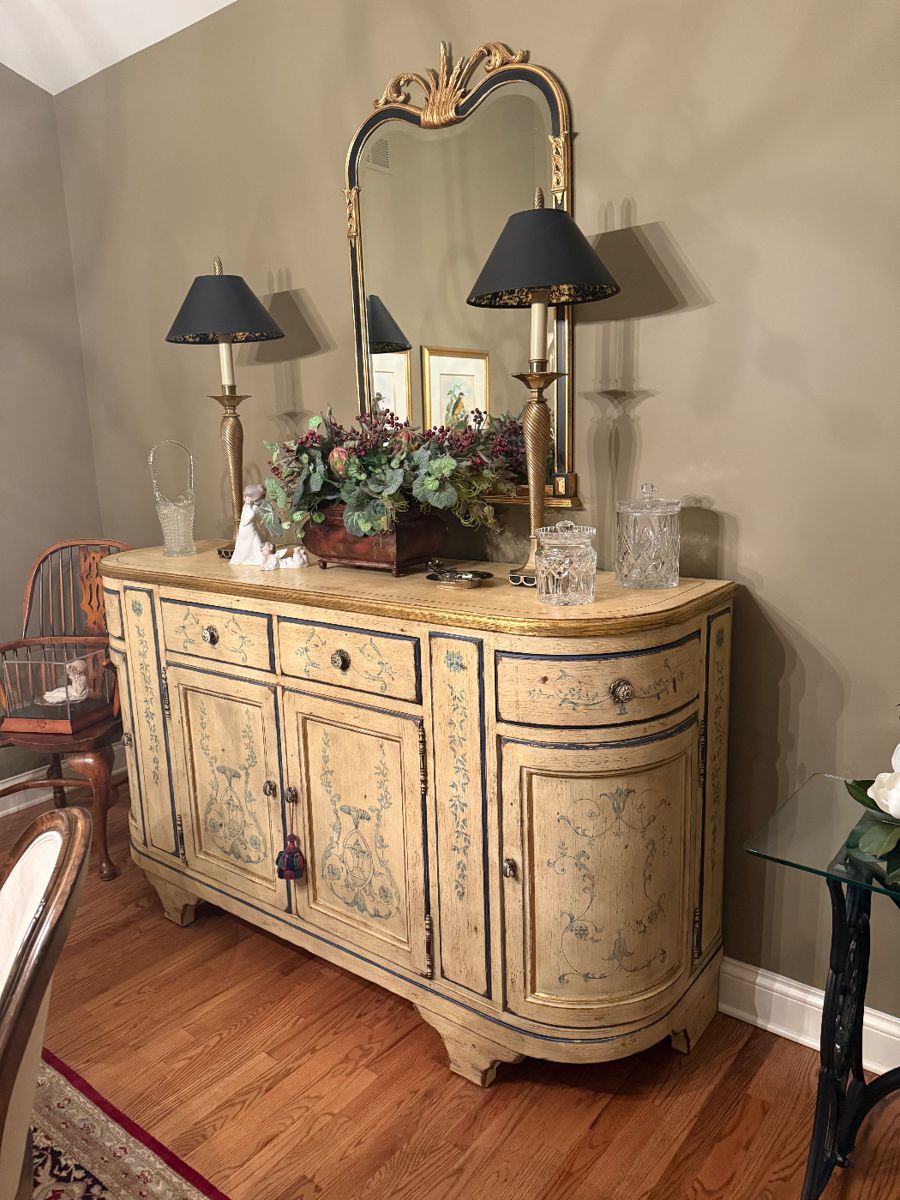 Century furniture Italian distressed painted sideboard 850$