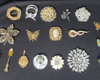 Collection of vintage brooches & stick pins