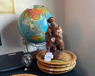 Urheberrecht Carved Wood Figure, Geocraft Visual Relief Globe