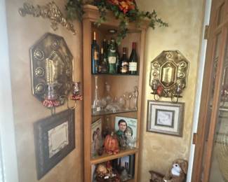 Corner display shelf