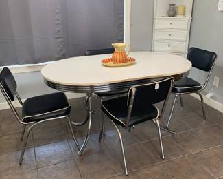 Kitchen table with 4 chairs 