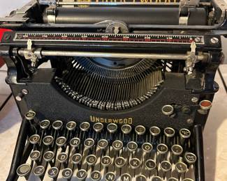 ANTIQUE UNDERWOOD TYPEWRITER