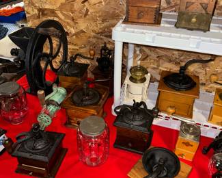 LOTS OF ANTIQUE AND VINTAGE COFFEE GRINDERS 