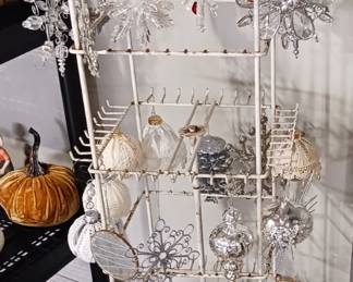 Spinning Display of Various Ornaments!