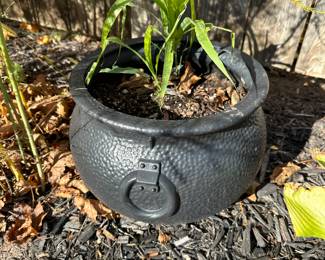 Plastic cauldron planter