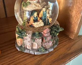 Holy family Snowglobe