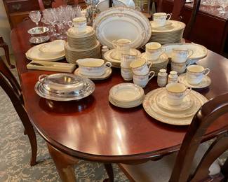 Crescent Furniture Co Cherry table with 2 leaves and 6 chairs