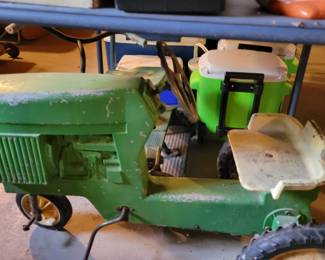 Pedal tractor (missing pedals)