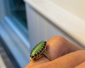 #97 - $140 - 14kt gold art deco ring with green jade stone - sz 7 