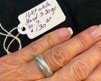 #114 - $130 - 14kt white gold wedding band sz7 - 5.30gr 