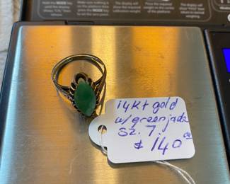 #97 - $140 - 14kt gold art deco ring with green jade stone - sz 7 