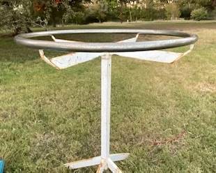 Simple and sweet, this circle rack has clean lines for a cute set up. 