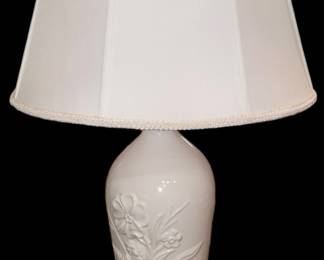 White Ceramic Vase Zing Ear Table Lamp