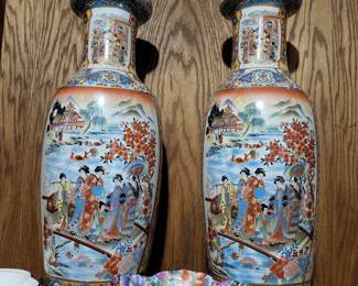 Chinese painted porcelain vases and thousand flower bowl.