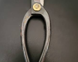 Professional Ikebana shears for bonsai and floral pruning.