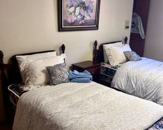 Vintage wood bed frame twin beds (2)