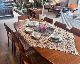 Wood round edged dining table in perfect condition (12 chairs)