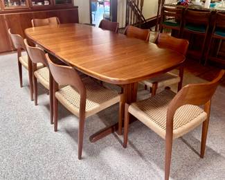Wood round edged dining table in perfect condition (12 chairs)